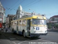 Trolejbus 9TrHT26 ev.č.28 na lince 13 na Benešově náměstí, tentokrát z dveřní strany | 30.8.1997