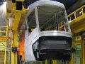 Na lávkách se provádí montáž střešních kontejnerů na zadním článku vozu Škoda 14T ev.č.9118 | 28.11.2006