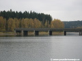 Ukončení mostu na šikmých vzpěrách, za nimiž měl pokračovat mohutný, až 3 metry vysoký násep | 24.10.2008