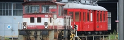 Motorová lokomotiva 704 013-2 odstavuje v Táboře elektrický motorový vůz EM400.001 do remízy. | 16.9.2017