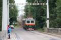 Osobní vlak vedený muzejní lokomotivou E422.0003 (100.003) překonává most Bechyňská duha ve směru jízdy k Táboru. | 16.9.2017