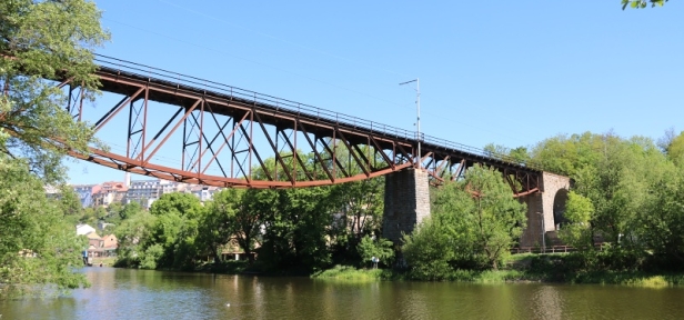 Největším stavebním objektem celé trasy je přemostění údolí řeky Lužnice v Táboře. Most je 174 metrů dlouhý v nejvyšším bodě 20 metrů nad hladinou řeky. Má tři klenuté otvory ve zdivu a dvě parabolické kovové konstrukce o délce 36 a 60 metrů. | 7.5.2018