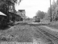 ...motorová lokomotiva T 47.008 objíždí na úvraťovém nádraží Dětřichov po druhé koleji odstavené osobní vozy Balm/u, aby se... | 28.5.1975
