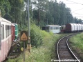 Motorová lokomotiva T 47.005 odbočila z tříkolejnicové splítky a vjíždí do areálu depa a nádraží úzké v Jindřichově Hradci | 30.7.2008