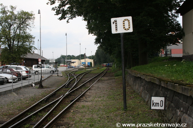 Nultý kilometr úzké železničky na jindřichohradeckém zhlaví, za výhybkami pokračuje již jen jednokolejný šturc | 30.7.2008