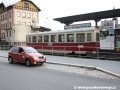 Dispečerské vozidlo Pražských tramvají zvané Cihlička skvostně zapózovalo před odstaveným osobním vozem Balm/u na šturcu úzkých kolejí v Jindřichově Hradci | 30.7.2008