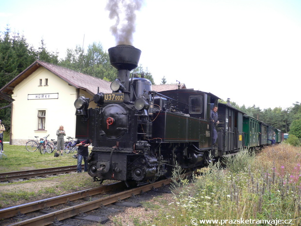 Parní lokomotiva U37.002 v čele osobního vlaku na nádražíčku zvaném Hůrky | 31.7.2007