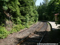 Během rekonstrukce tratě v osmdesátých letech byla dočasně snesena výhybka na kořenovském zhlaví dopravny Harrachov a dosud nebyla obnovena. | 26.5.2009