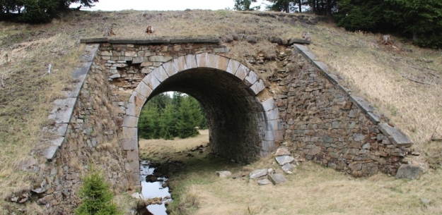 Zhruba v km 34,7 nacházíme poslední kamenný most na trati na českém území. | 5.4.2014