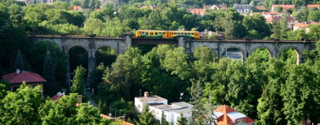 Regionova na lince S65 překonává hlubočepský viadukt. | 11.6.2010