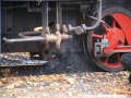 Parní lokomotiva U57.001 vysypává v Osoblaze obsah svého popelníku. | 5.11.2011