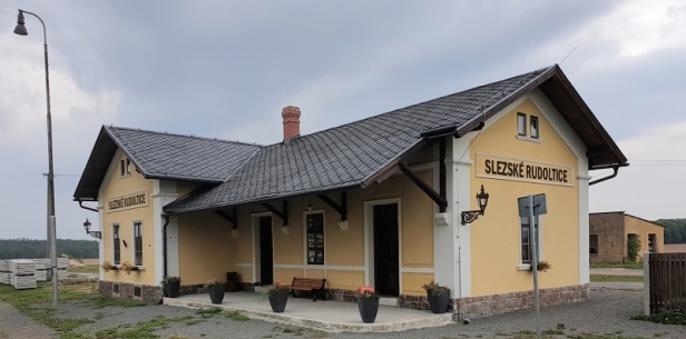 Na jaře roku 2018 koupily obce svá nádraží (Liptaň, Koberno, Bohušov, Osoblaha a Slezské Rudoltice) na Osoblažce za 1,6 milionu korun a už koncem září budova ve Slezských Rudolticích zářila novotou. Její návrat do podoby z třicátých let způsobil, že se nádraží objevilo mezi 67 budovami, navrženými veřejností na titul Nejkrásnější nádraží roku 2019. Vítězné nádraží Rozsochy v Kraji Vysočina dostalo 2578 hlasů, stříbrné Čelákovice 1882 hlasů a na bronz Slezské Rudoltice potřebovaly 1758 hlasů. | 25.9.2019