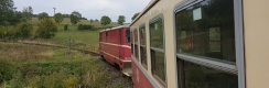 Osobní vlak vedený lokomotivou 705 913-2 s osobním vozem Balm/u míří do Osoblahy. | 25.9.2019
