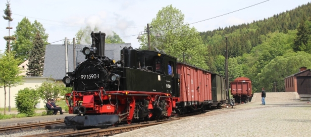 Smíšený vlak vedený parní lokomotivou 99 1590-1 na nádraží Schmalzgrube. | 31.5.2015