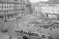 Souprava ponorky a krasina na lince 1 projíždí Staroměstským náměstím. Vodní plocha před pomníkem Jana Husa je protipožární nádrží, která byla k pomníku přistavěna v roce 1943. Nádrž patřila mezi stavby na větších náměstích, kterými se Praha v průběhu války připravovala na případné letecké útoky a s nimi spojenou potřebu požárních zásahů. Nádrž byla časem zasypána a přeměněna na květinový záhon. Při rekonstrukci pomníku pak odstraněna zcela. | okolo 1950