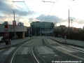 Oblouk přivádějící tramvajovou trať na přeložku před vestibulem stanice metra Strašnická.
