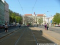 Prostor zastávek Švandovo divadlo v němž je tramvajová trať z části tvořená velkoplošnými panely BKV a z části pevnou jízdní dráhou W-tram