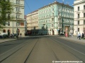 Přímý úsek tramvajové tratě W-tram tvořený pevnou jízdní dráhou s asfaltovým krytem v prostoru náměstí Kinských