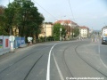 Pravým obloukem se tramvajová trať z dočasné přeložky dostává zpět do středu Svatovítské ulice, do své původní polohy.