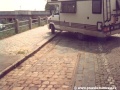 Před zaparkovaným karavanem kolej končí, víc jí nezbývá ani centimetr. | léto 1995