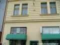 Celkový pohled na dům č.or.8 v Zenklově ulici se zachovalou růžicí pro uchycení trolejového vedení. | 28.8.2006