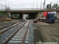 Za vznikajícími zastávkami Nádraží Holešovice je již patrné nové vedení tramvajové tratě, kdy každý směr využívá jinou část podjezdu pod železniční tratí | 10.5.2010