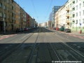 Na úrovni vyústění ulice V Předpolí je přes tramvajovou trať na zvýšeném tělese zřízený přejezd pro automobily.