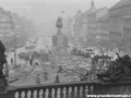 Při přestavbě Václavského náměstí je živo i za pomníkem svatého Václava, kde je instalována nová kolejová křižovatka. | 1928