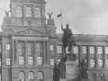 Pomník svatého Václava ve společnosti tramvají před budovou Národního muzea. | 1932