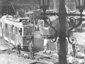 U Muzea právě probíhá údržba kolejové křižovatky během rušného provozu tramvají. | po roce 1950