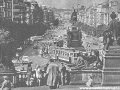Václavské náměstí s hustým provozem tramvají a trolejbusem odbočujícím v levé části do Krakovské ulice. | 1952