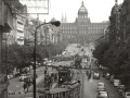 Na Můstku fotograf pořídil snímek křižovatky s množstvím tramvají a přijíždějícím vlakem linky 22. | 60. léta
