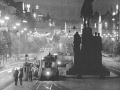 Noční idylka u pomníku svatého Václava, v popředí jsou k zahlédnutí troleje úseku hlavní nádraží - Mezibranská ulice. | 1961