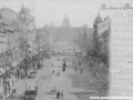 Koňská tramvaj na Václavském náměstí. Ve spodní části archivní pohlednice je zřetelně vidět rozplet koleje. | okolo 1895