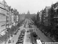 Již v dobách I. republiky začínalo Václavské náměstí připomínat parkoviště... | 30. léta