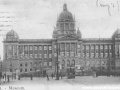 Horní část Václavského náměstí před budovou Národního muzea ještě bez pomníku svatého Václava. | okolo 1905