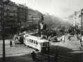 V Československu se až do roku 1939 jezdilo vlevo. Po obsazení části republiky Německem byl pravostranný provoz v Protektorátu Čechy a Morava zaveden dnem 17. března 1939, v Praze ale až od neděle 26. března 1939 od 3 hodin ráno. Snímek zachycuje ještě levostranný provoz pěkně se zastávkami tramvají vždy před rozvětvením. | 30. léta