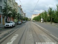 Po okraji náměstí Jiřího z Poděbrad vede Vinohradskou ulicí tramvajová trať tvořená velkoplošnými panely BKV.