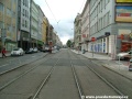 Tramvajová trať překračuje křižovatku s Mikovcovou ulicí.