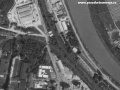 Letecký snímek železniční vlečky s jediným ocelovým mostem přes dnešní ulici Pod Paťankou, tehdejší Podbabskou | 1975
