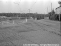 Původní kolejový propletenec smyčky Vozovna Kobylisy s dvojicí kolejí v úrovni výstupní zastávky, kolejovými spojkami a odbočující kusou kolejí vrchní stavby. | 80. léta