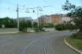 Kolej se stáčí v pravém oblouku a přibližuje se k výjezdové koleji z areálu vozovny Pankrác.