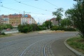 Pravý oblouk vratné části smyčky Vozovna Pankrác ve společnosti výjezdové koleje z vozovny.