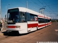 Prototypový vůz RT6N1 ev.č.0028 na vloženém spoji linky 3 nabírá v nástupní zastávce smyčky Sídliště Modřany jedny z prvních pražských cestujících. | 30.5.1996