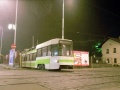 Prototypové vůz RT6N1 ev.č.0028 se u Ženských domovů objevil v blízkosti tramvajových kolejí, na něž bude za chvíli přesunut. | 1993