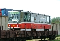 51 T6A5 ev.č.0030 odstavená na plošinovém voze na nádraží Praha-Zličín