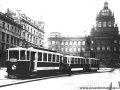 Na dokončeném Václavském náměstí se prezentuje souprava motorového vozu ev.č.2150 a dvou vlečných vozů. | 1929