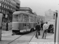Autojeřáb přetahuje odstavený vůz T1 ev.č.5056 z kolejí tramvajové tratě v ulici Za Ženskými domovy spojovacím obloukem na vlečku ČKD. | 22.8.1980