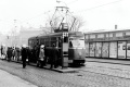 Vůz T1 #5085 v poslední den svého provozu odbavuje na lince 10 cestující v zastávce v ulici Na Florenci. | 28.1.1976