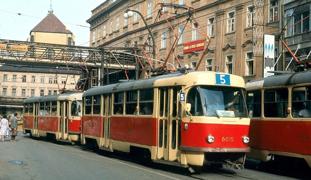 Ulicí Národní od Jungmannova náměstí míří k obchodnímu domu Máj souprava vedená vozem T3.1 ev.č.6015 vypravená na linku 5. | 1984